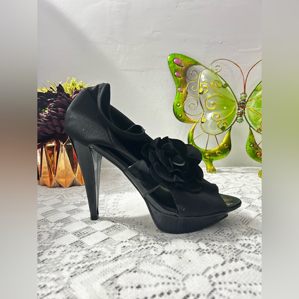 Elegant Black Women's Heels with Floral Accent (NEVER WORN)